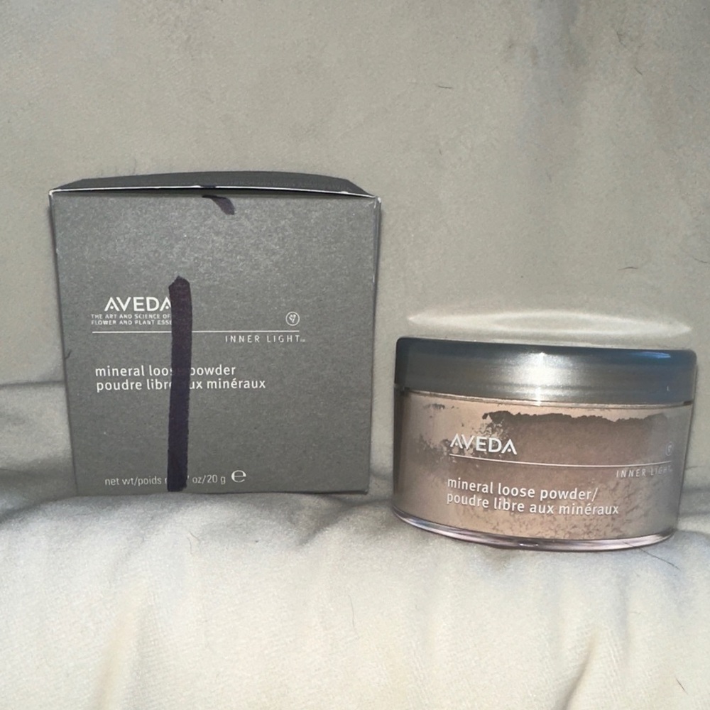 AVEDA Mineral Loose Powder in Elegant Gray